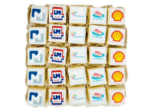 Petit fours met eigen logo van BestelTaart.nl